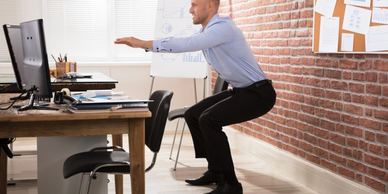 Persoon die actief beweegt tijdens de werkdag